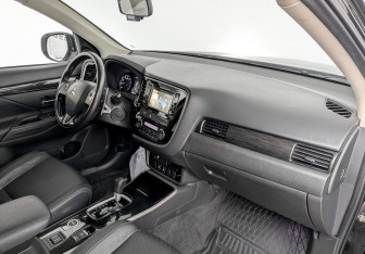 Подержанный автомобиль Mitsubishi Outlander 2017 года (11 фото)