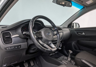 Подержанный автомобиль Kia Rio Hatchback 2018 года (15 фото)