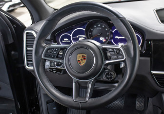 Подержанный автомобиль Porsche Cayenne 2021 года (18 фото)