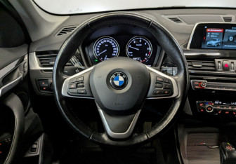 Подержанный автомобиль BMW X1 2018 года (21 фото)