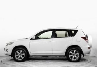 Подержанный автомобиль Toyota RAV4 2011 года (3 фото)