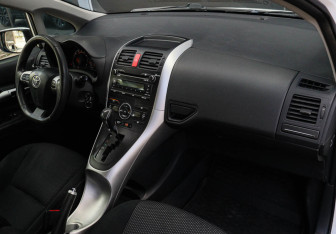 Подержанный автомобиль Toyota Auris Hatchback 2011 года (7 фото)