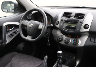 Подержанный автомобиль Toyota RAV4 2010 года (12 фото)