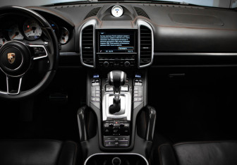 Подержанный автомобиль Porsche Cayenne 2015 года (17 фото)