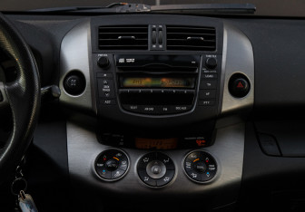 Подержанный автомобиль Toyota RAV4 2012 года (10 фото)