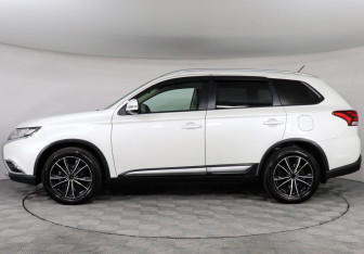 Подержанный автомобиль Mitsubishi Outlander 2016 года (8 фото)