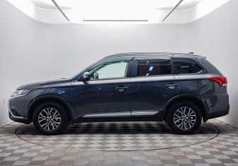 Подержанный автомобиль Mitsubishi Outlander 2019 года (2 фото)