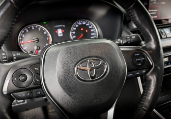 Подержанный автомобиль Toyota RAV4 2021 года (26 фото)