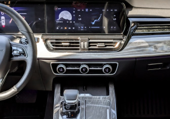 Подержанный автомобиль Hongqi HS5 2023 года (14 фото)
