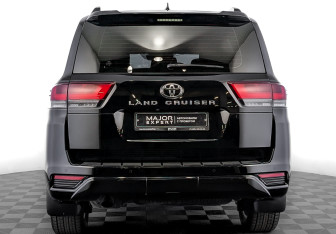Подержанный автомобиль Toyota Land Cruiser Suv 2021 года (6 фото)