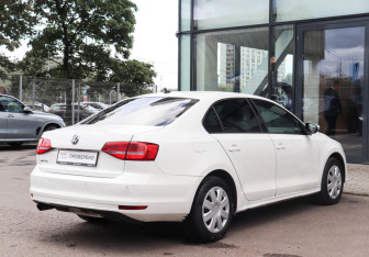 Подержанный автомобиль Volkswagen Jetta Sedan 2015 года (4 фото)