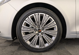 Подержанный автомобиль Hongqi H5 2022 года (13 фото)