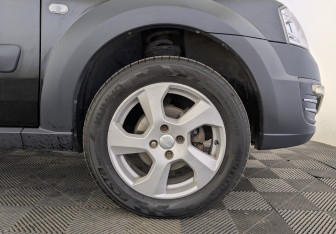 Подержанный автомобиль LADA (ВАЗ) Largus Wagon 2018 года (12 фото)