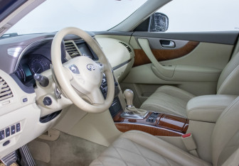 Подержанный автомобиль Infiniti QX70 2014 года (10 фото)