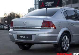 Подержанный автомобиль Opel Astra Sedan 2011 года (19 фото)