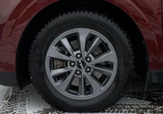 Подержанный автомобиль Kia Carnival 2021 года (9 фото)