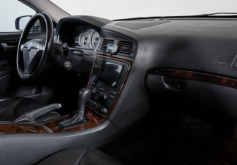 Подержанный автомобиль Volvo S60 2006 года (9 фото)