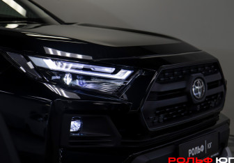 Подержанный автомобиль Toyota RAV4 2025 года (20 фото)