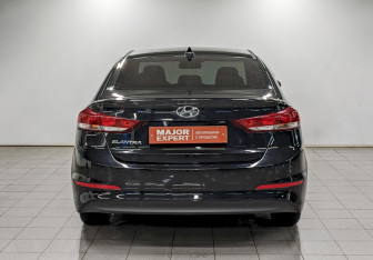 Подержанный автомобиль Hyundai Elantra Sedan 2017 года (6 фото)