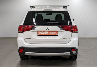 Подержанный автомобиль Mitsubishi Outlander 2018 года (6 фото)