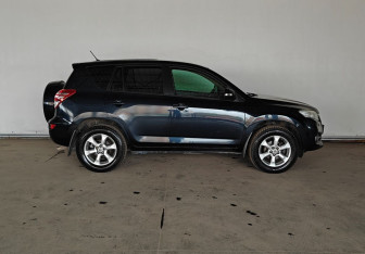 Подержанный автомобиль Toyota RAV4 2010 года (8 фото)