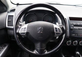 Подержанный автомобиль Peugeot 4007 2010 года (15 фото)