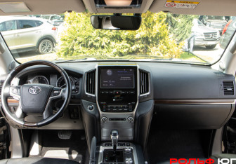 Подержанный автомобиль Toyota Land Cruiser Suv 2018 года (10 фото)