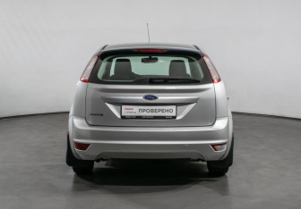 Подержанный автомобиль Ford Focus Hatchback 2011 года (6 фото)
