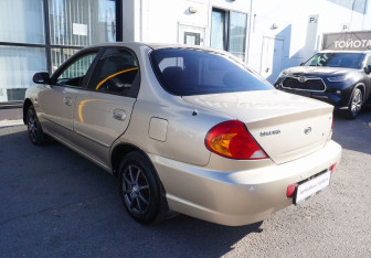 Подержанный автомобиль Kia Spectra Sedan 2009 года (7 фото)