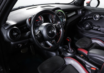 Подержанный автомобиль MINI Hatch 2017 года (15 фото)