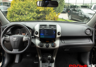 Подержанный автомобиль Toyota RAV4 2011 года (10 фото)