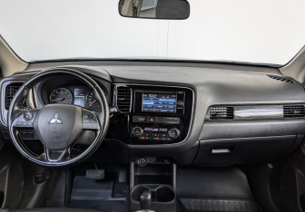 Подержанный автомобиль Mitsubishi Outlander 2016 года (14 фото)
