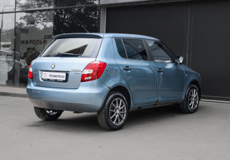 Подержанный автомобиль Skoda Fabia Hatchback 2010 года (4 фото)