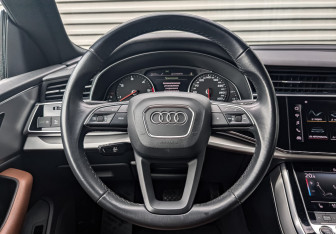 Подержанный автомобиль Audi Q8 2021 года (22 фото)