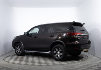 Подержанный автомобиль Toyota Fortuner 2018 года (7 фото)