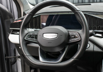 Подержанный автомобиль Geely Atlas 2024 года (18 фото)