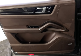Подержанный автомобиль Porsche Cayenne 2018 года (19 фото)