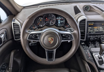 Подержанный автомобиль Porsche Cayenne 2014 года (22 фото)