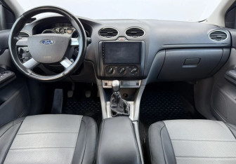 Подержанный автомобиль Ford Focus Hatchback 2010 года (12 фото)