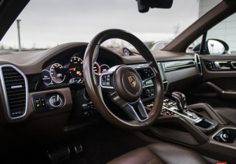 Подержанный автомобиль Porsche Cayenne 2019 года (13 фото)