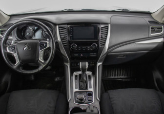 Подержанный автомобиль Mitsubishi Pajero Sport 2019 года (11 фото)