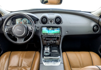 Подержанный автомобиль Jaguar XJ 2019 года (14 фото)