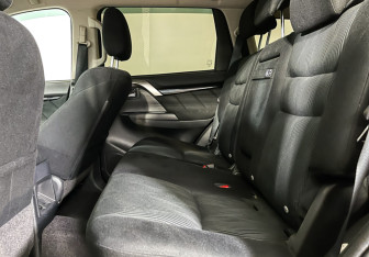 Подержанный автомобиль Mitsubishi Pajero Sport 2019 года (10 фото)