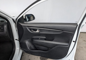 Подержанный автомобиль Kia Rio Hatchback 2018 года (24 фото)