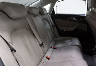 Подержанный автомобиль Audi A6 Sedan 2015 года (7 фото)