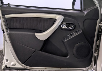 Подержанный автомобиль Nissan Terrano 2014 года (19 фото)