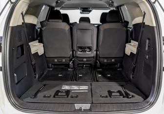 Подержанный автомобиль Kia Carnival 2021 года (10 фото)