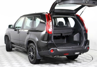 Подержанный автомобиль Nissan X-Trail 2013 года (17 фото)
