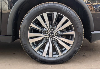 Подержанный автомобиль Mitsubishi Outlander 2019 года (16 фото)