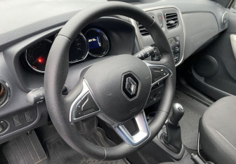 Подержанный автомобиль Renault Sandero 2015 года (13 фото)